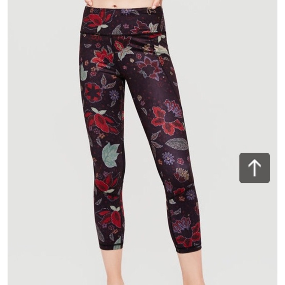 NWT Lou & Grey Activewear Floral Capri Leggings